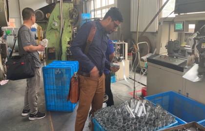 Bangladeshse klanten bezoeken de Headman-fabriek